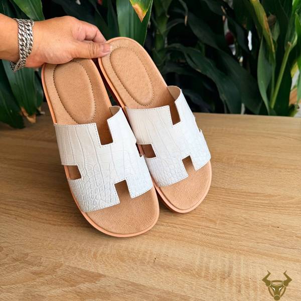 Dép Da Cá Sấu Nam DJA8-A Đế Vibram Cao Cấp Trẻ Trung Dép nam da cá sấu chữ H đế Vibram DJA8-A, đóng thủ công, cao cấp và trẻ trung.