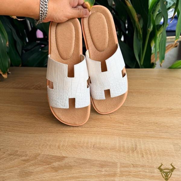Dép Nam Da Cá Sấu Chữ H DJA8-A Phong Cách Hiện Đại Dép nam da cá sấu chữ H DJA8-A, đế Vibram, nam tính, thời thượng và cao cấp.