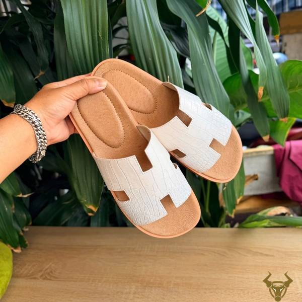 Dép Da Cá Sấu Nam DJA8-A Chữ H Thời Thượng Dép nam da cá sấu DJA8-A chữ H, đóng thủ công, cao cấp và phù hợp phong cách trẻ.