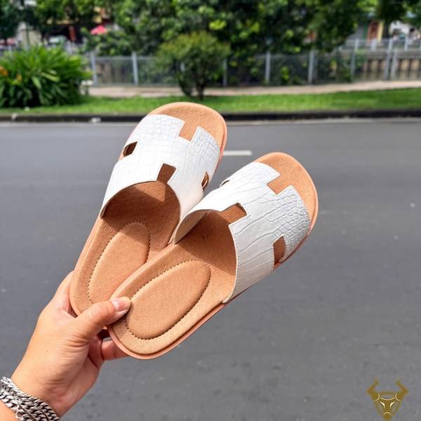 Dép Nam Da Cá Sấu Chữ H DJA8-A Đế Vibram Đẳng Cấp Dép nam da cá sấu chữ H DJA8-A đế Vibram, trẻ trung, sang trọng và đóng thủ công.