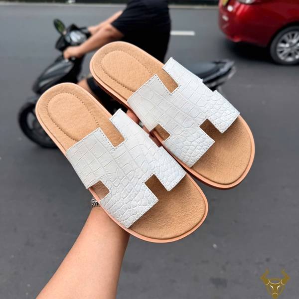 Dép Nam Chữ H Da Cá Sấu DJA8-A Đóng Thủ Công Dép da cá sấu nam DJA8-A chữ H đế Vibram, trẻ trung, cao cấp và cá tính.