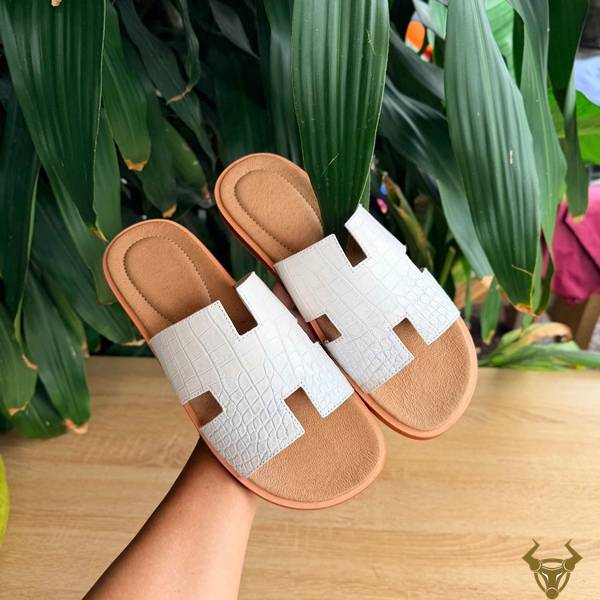 Dép Nam Da Cá Sấu DJA8-A Chữ H Đế Vibram Thời Trang Dép nam DJA8-A da cá sấu chữ H, đế Vibram, phong cách trẻ trung và sang trọng.