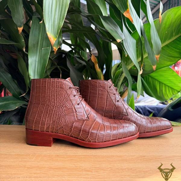 Boot nam GJBA8 da cá sấu màu nâu cá tính, khác biệt.