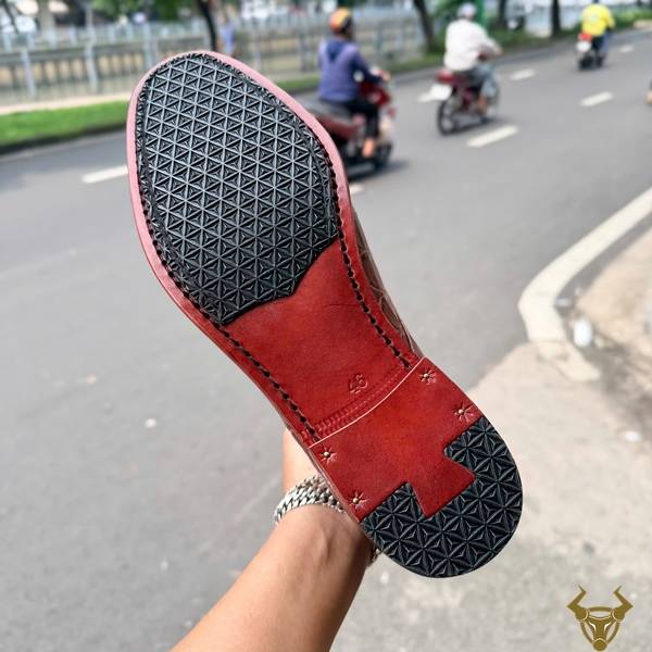 Giày Chukka Boot GJBA8 nổi bật với da cá sấu cao cấp.