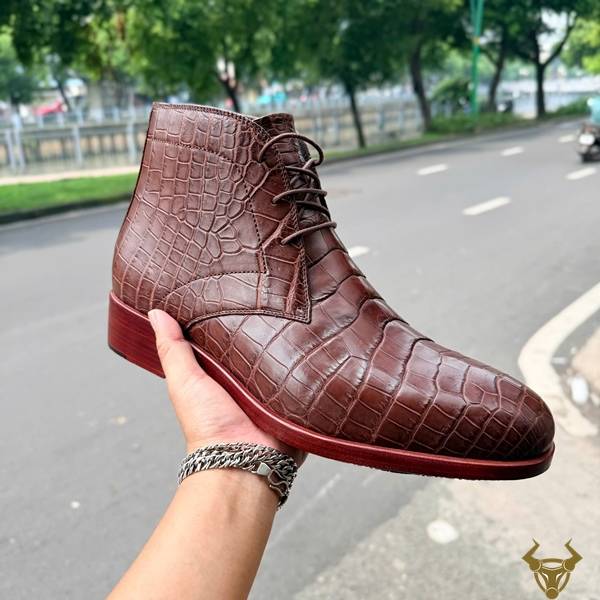 Giày Chukka Boot nam da cá sấu màu nâu cao cấp, thiết kế sang trọng, cá tính.