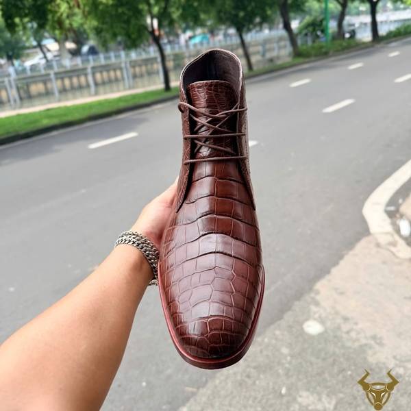 Boot Chukka nam da cá sấu màu nâu mang phong cách lịch lãm.
