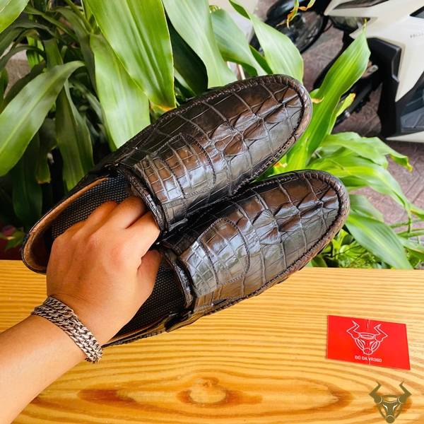 Giày lười da cá sấu GCA2 hiện đại, phong cách và dễ phối đồ.