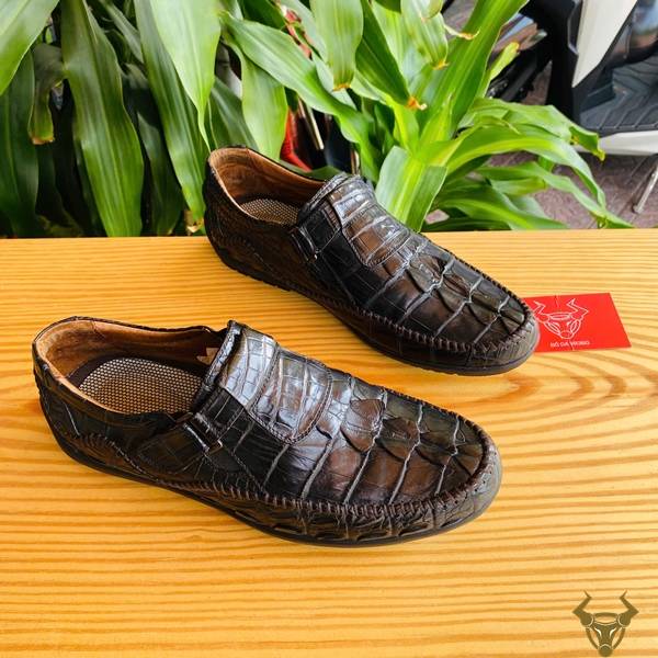 Giày lười da cá sấu gai đuôi GCA2 trẻ trung, sang trọng và tiện dụng.