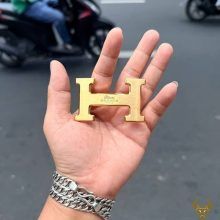Mặt khóa chữ H đồng bản 3.3cm mang phong cách lịch lãm và tinh tế.