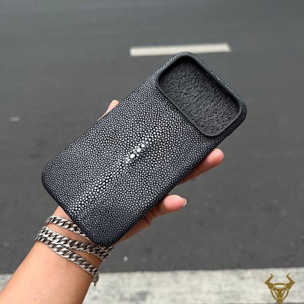 Ốp lưng iPhone 17 Pro Max da cá đuối ELAA17 màu đen cao cấp, sang trọng và cá tính.
