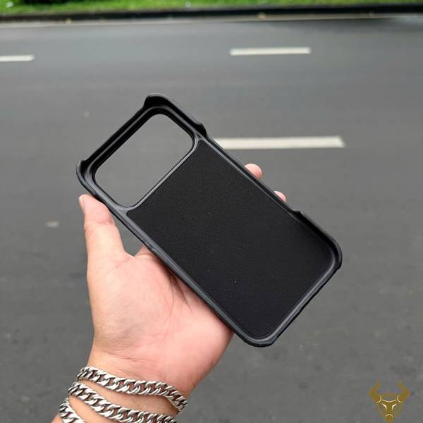 Ốp lưng iPhone 17 Pro Max da cá đuối full viền thời trang, phong cách.