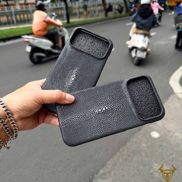 Ốp lưng ELAA17 da cá đuối màu đen sang trọng, phù hợp iPhone 17 Pro Max.