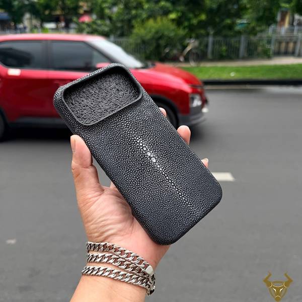 Ốp iPhone 17 Pro Max ELAA17 kiểu 2 da cá đuối có chất riêng.