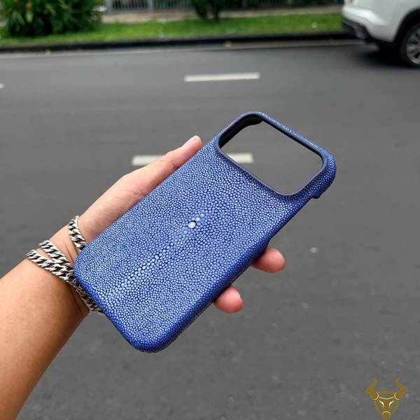 Ốp lưng ELAA17 da cá đuối xanh dương sang trọng, thời trang và cá tính.