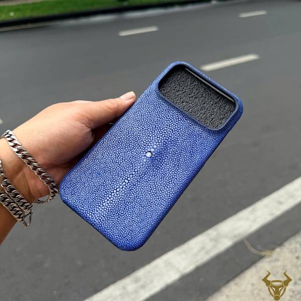 Ốp iPhone 17 Pro Max ELAA17 da cá đuối xanh dương có chất riêng.