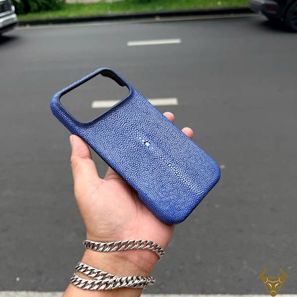 Ốp lưng iPhone 17 Pro Max ELAA17 xanh dương nổi bật, cao cấp và khác biệt.