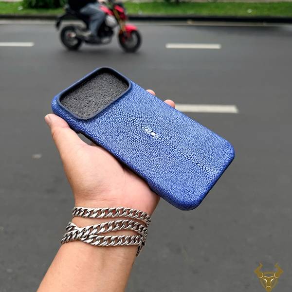 Ốp lưng ELAA17 da cá đuối xanh dương cao cấp, độc đáo cho iPhone 17 Pro Max.