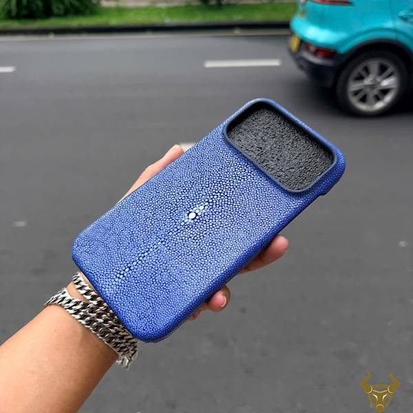 Ốp lưng da cá đuối iPhone 17 Pro Max ELAA17 độc đáo và khác biệt.