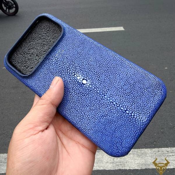 Ốp lưng iPhone 17 Pro Max ELAA17 da cá đuối xanh dương đẳng cấp.