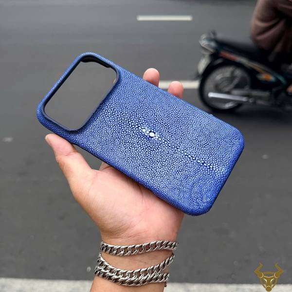 Ốp lưng iPhone 17 Pro Max da cá đuối ELAA17 xanh dương cao cấp, nổi bật và sang trọng.