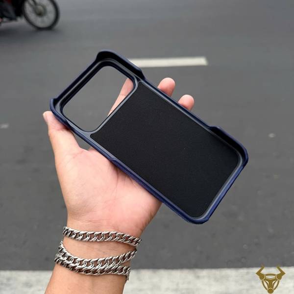 Ốp lưng iPhone 17 Pro Max da cá đuối xanh dương thời trang, phong cách.