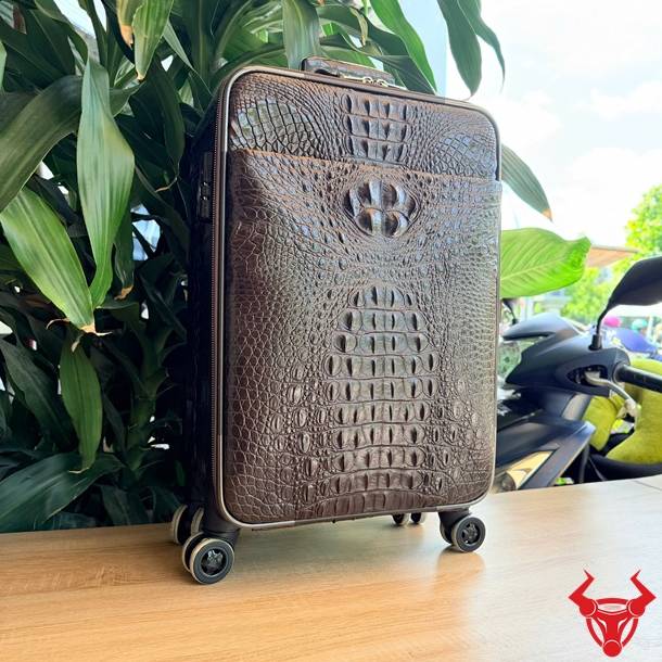 Vali du lịch da cá sấu gù Size 50 khẳng định đẳng cấp cá nhân.