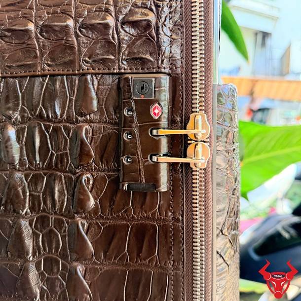 Vali du lịch da cá sấu gù Size 50 sang trọng, mạnh mẽ và đẳng cấp.