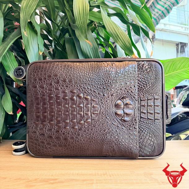 Vali du lịch da cá sấu gù Size 50 mang phong cách thượng lưu.