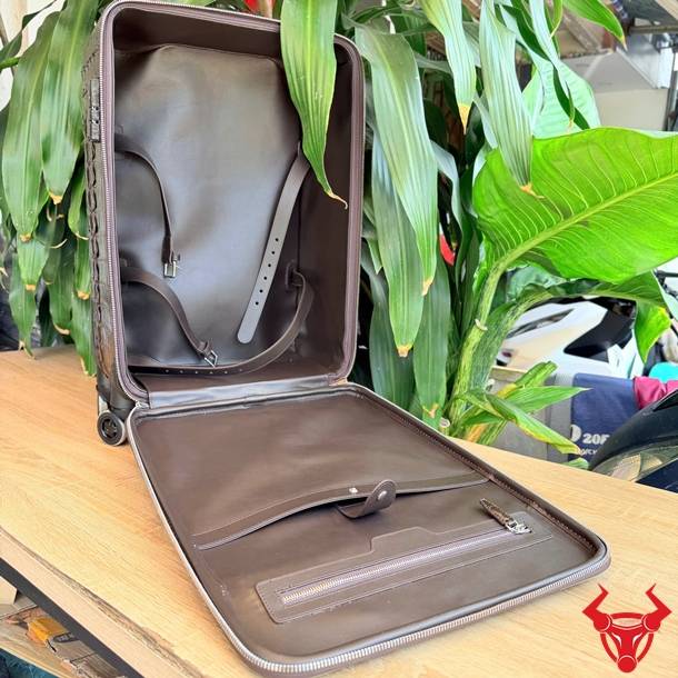 Vali da cá sấu gù Size 50 nổi bật với chất liệu tự nhiên độc đáo.