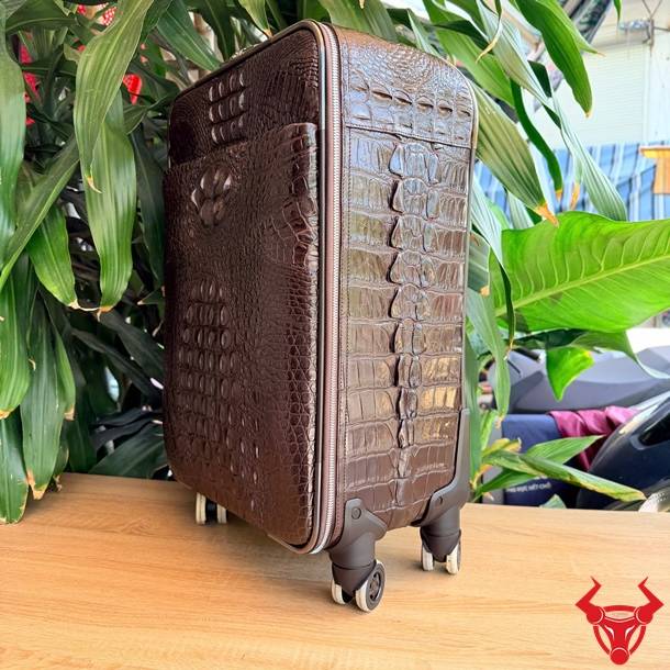 Vali du lịch da cá sấu gù Size 50 sang trọng và khác biệt.