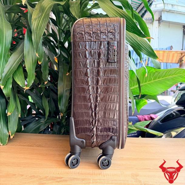Vali du lịch da cá sấu gù Size 50 cao cấp, sang trọng và khác biệt.