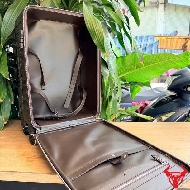 Vali da cá sấu gù Size 50 thể hiện phong cách và vị thế khác biệt.