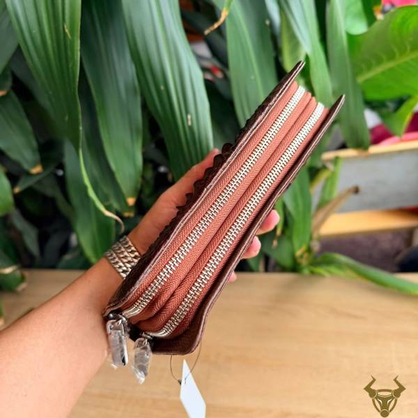 Ví da cá sấu gù lớn BIA4 màu nâu đất đẳng cấp, bền bỉ và thời trang.