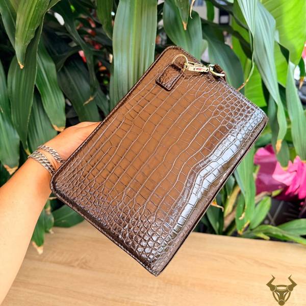 Clutch cầm tay CKDA8 da cá sấu nâu đẳng cấp.