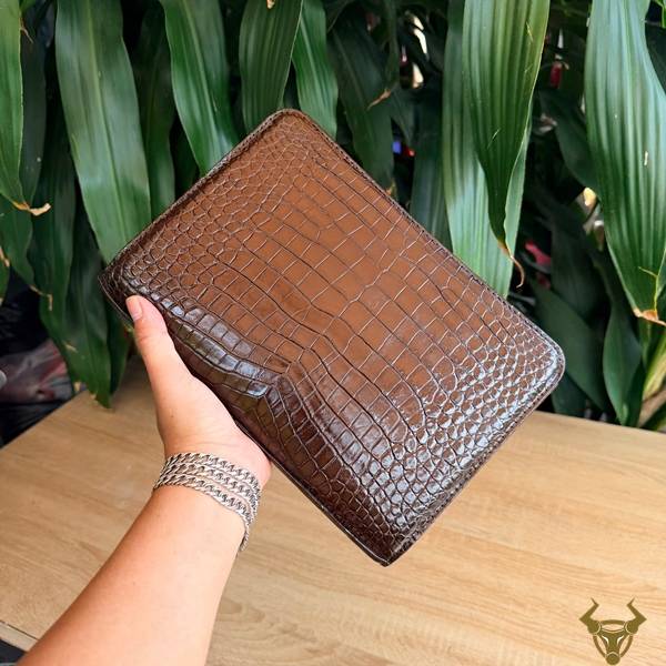 Clutch CKDA8 da bụng cá sấu nâu lịch lãm.