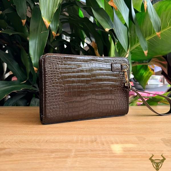 Clutch CKDA8 da cá sấu nâu phong cách quý ông.