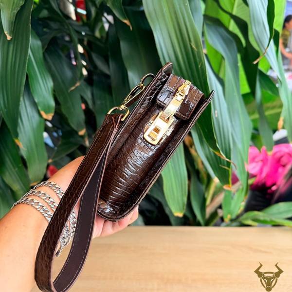 Clutch nam CKDA8 da cá sấu nâu sang trọng.