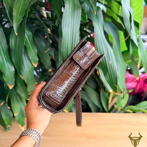 Clutch CKDA8 da bụng cá sấu khác biệt, đẳng cấp.