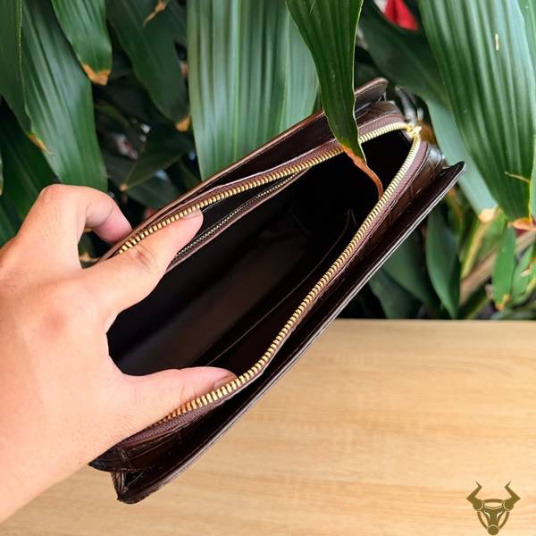 Clutch nam CKDA8 da cá sấu nâu thiết kế tinh tế.