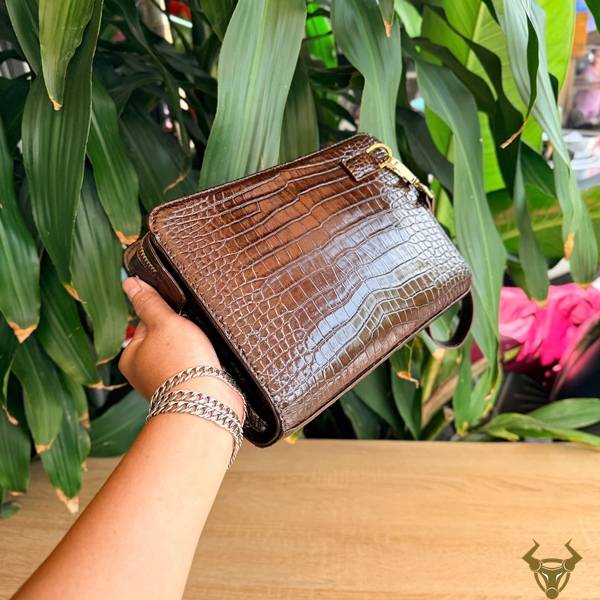 Clutch nam CKDA8 da bụng cá sấu nâu sang trọng.