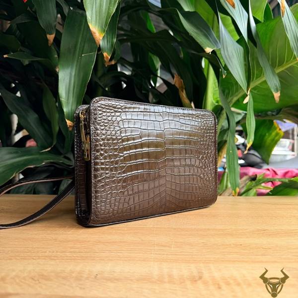 Clutch nam CKDA8 da cá sấu nâu sang trọng.