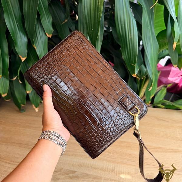 Clutch CKDA8 da bụng cá sấu tinh tế, tiện dụng.