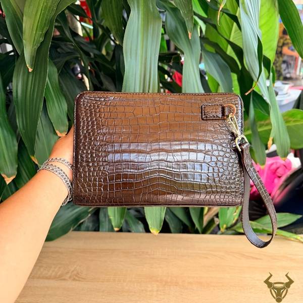 Clutch CKDA8 da cá sấu nâu tiện dụng hằng ngày.