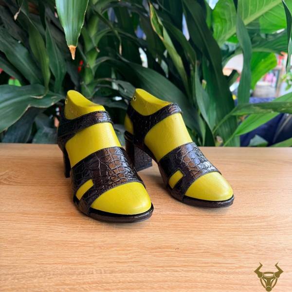 Sandal DJEA8 da cá sấu màu đen với thiết kế khác biệt và phong cách thời trang cao cấp.
