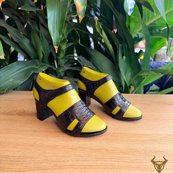 Sandal nữ da cá sấu DJEA8 màu đen, sang trọng và nổi bật với vân da tự nhiên.