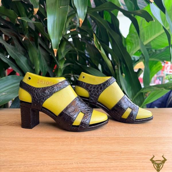 Giày sandal nữ DJEA8 màu đen bằng da cá sấu thật, thiết kế cao cấp và tinh tế.