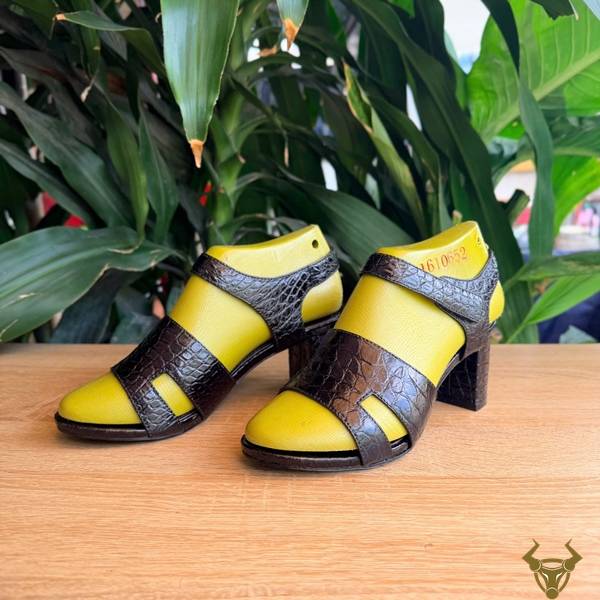 Sandal DJEA8 màu đen tạo điểm nhấn khác biệt bằng chất liệu da cá sấu thật.