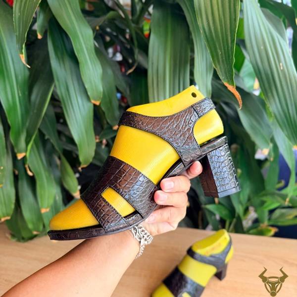 Sandal nữ DJEA8 màu đen thanh lịch, chất liệu da cá sấu thật cao cấp.