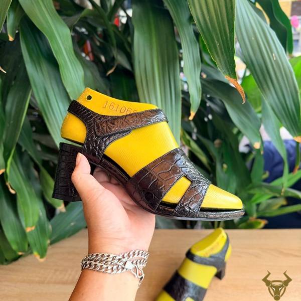 Sandal da cá sấu nữ DJEA8 đen, nổi bật với vẻ sang trọng và vân da độc đáo.