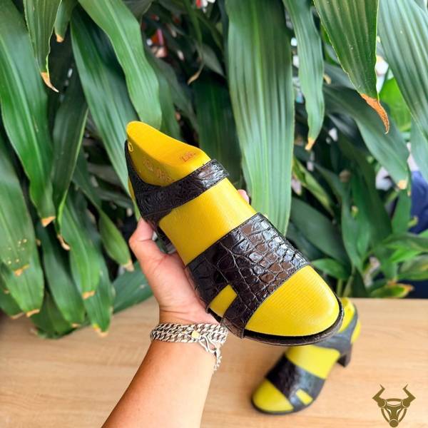 Giày sandal nữ DJEA8 da cá sấu thật màu đen với phong cách riêng biệt và cao cấp.